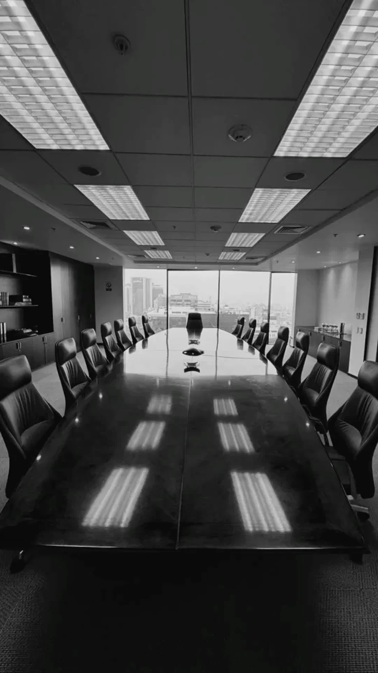 Sala de consejo preparada para decisiones ejecutivas en blanco y negro