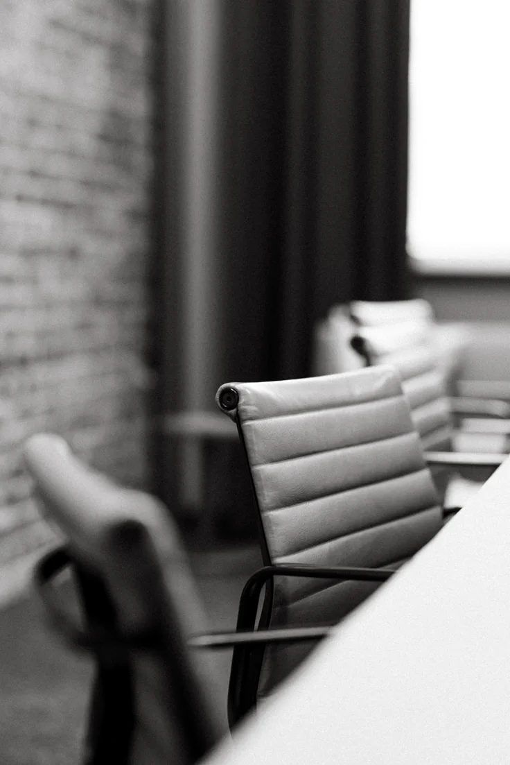 Sala de reuniones ejecutiva en blanco y negro