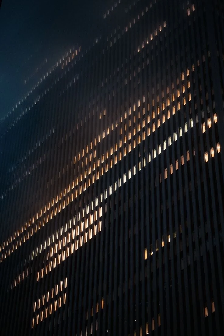 Sistema operativo empresarial representado por un edificio iluminado de noche