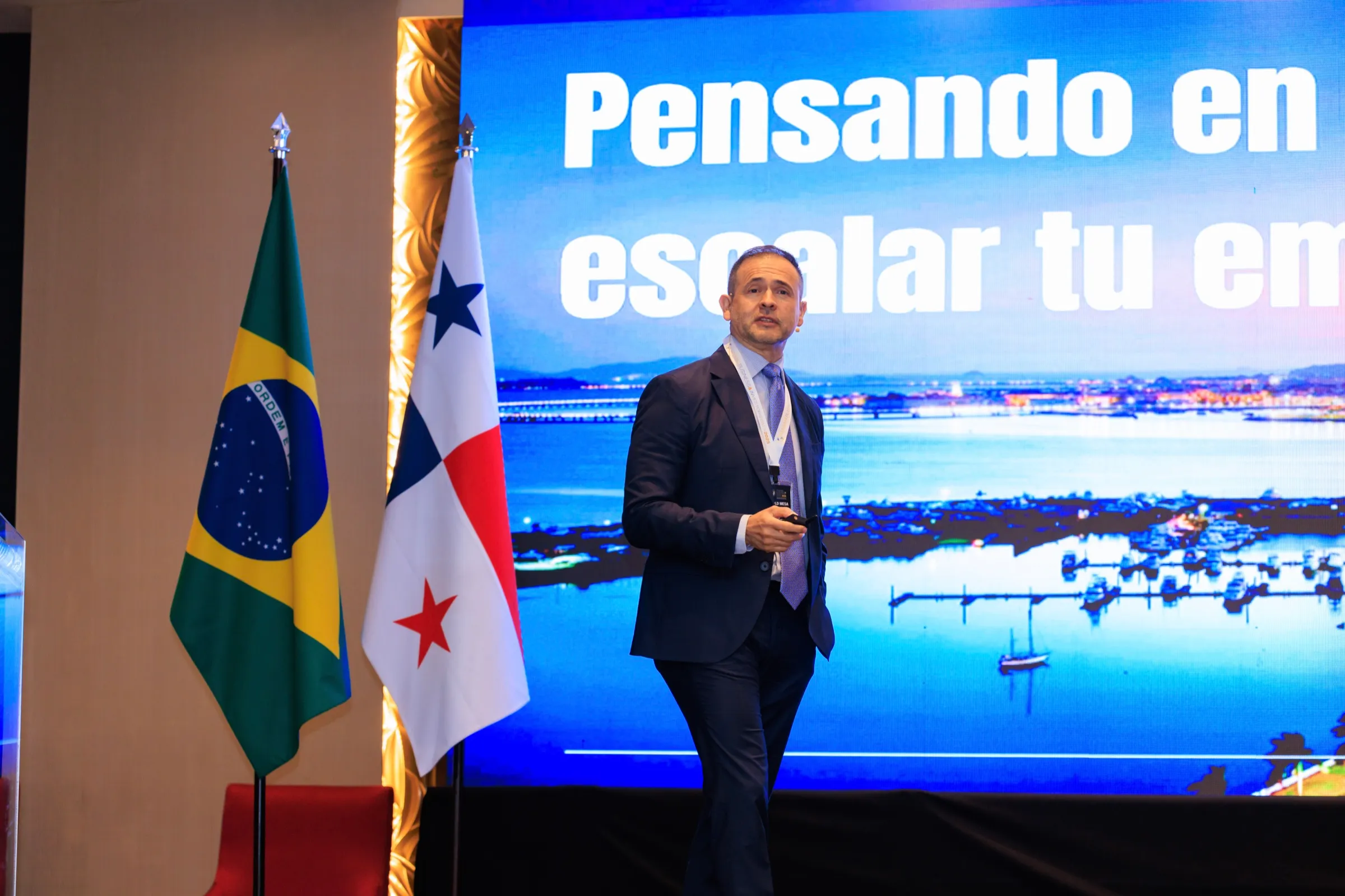 Harold H. Mesa durante una conferencia empresarial en Panamá