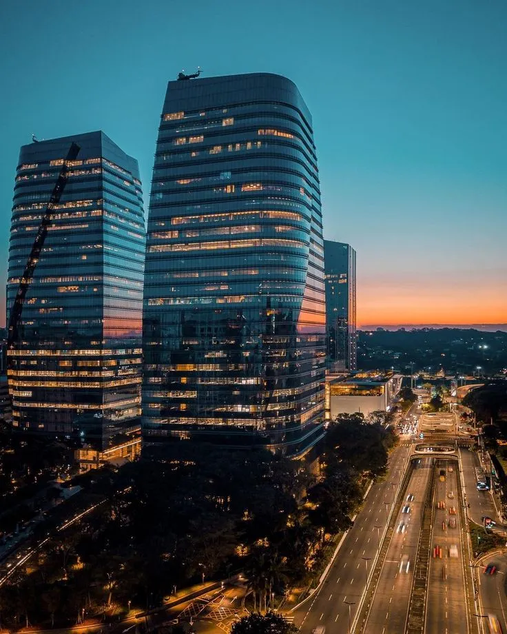 Arquitectura corporativa y avenida urbana de São Paulo al atardecer