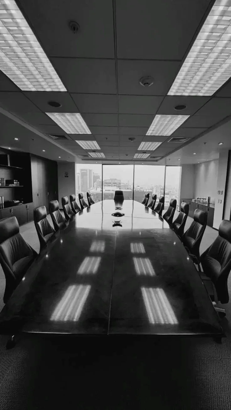 Sala de consejo preparada para decisiones ejecutivas en blanco y negro
