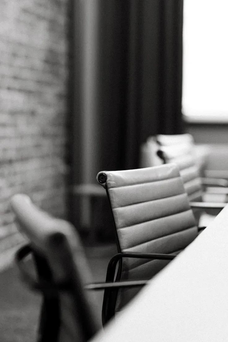 Sala ejecutiva en blanco y negro