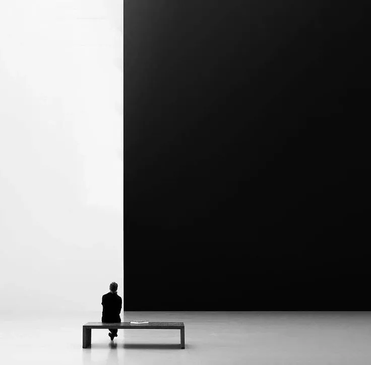 Espacio ejecutivo en blanco y negro preparado para una decisión