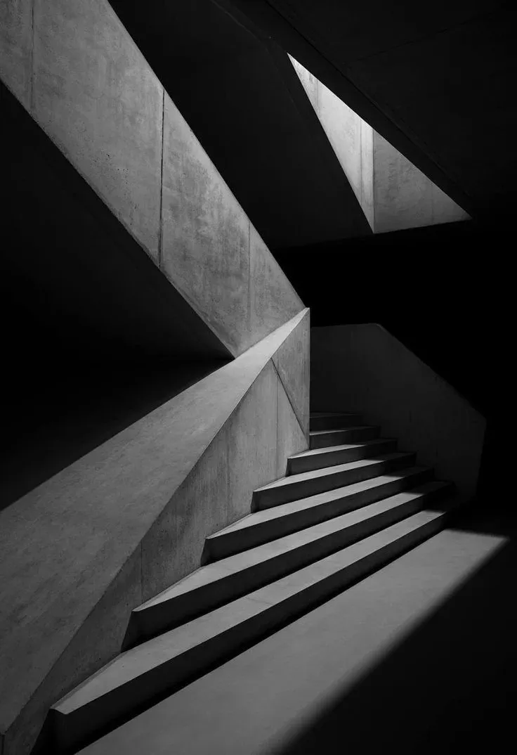 Escalera monumental en blanco y negro que representa preparación y secuencia